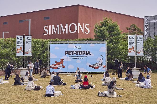 24일 경기도 이천시 복합문화공간 시몬스 테라스 야외 공간에서 열린 펫토피아(PET-TOPIA) 행사에서 참가자들이 반려동물과 함께 휴식을 취하고 있다.[시몬스 제공]