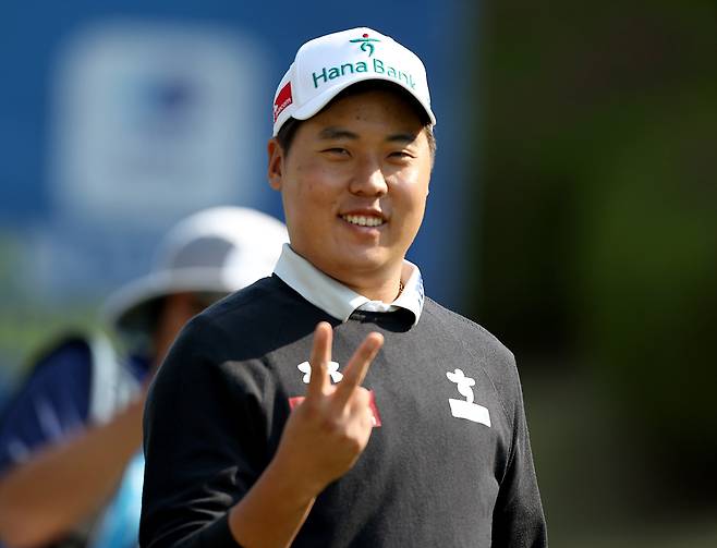 이승민이 25일 우리금융 챔피언십 2라운드 11번홀에서 V자를 그려보이고 있다.   [KPGA 제공]