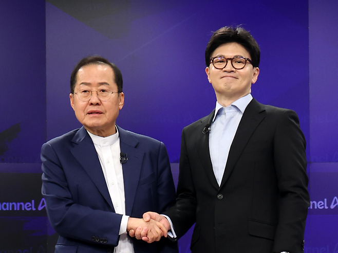 25일 종로구 동아미디어센터 채널A스튜디오에서 국민의힘 대선 2차 경선 진출자인 한동훈·홍준표 후보가 기념 촬영하고 있다. [국회사진기자단]