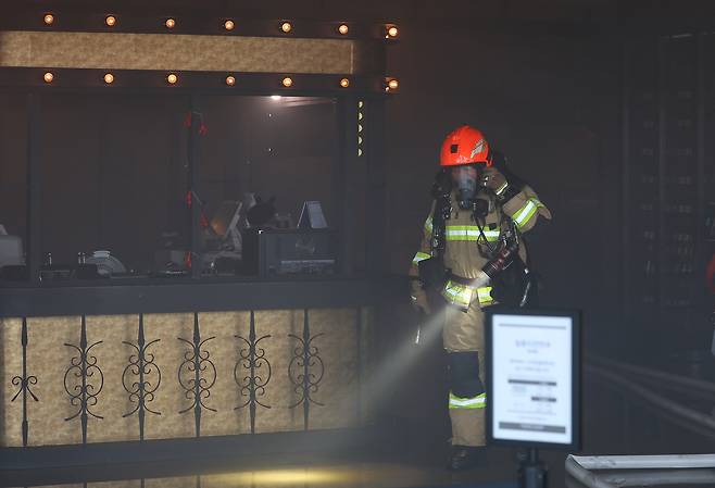 25일 화재가 발생한 서울 강남구 코엑스 내 입점한 식당에서 소방대원이 현장을 살피고 있다. [연합]