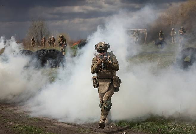 우크라이나군 소속 병사가 이달 초 수도 키이우 인근에서 군사 훈련에 참여하고 있다. [로이터]