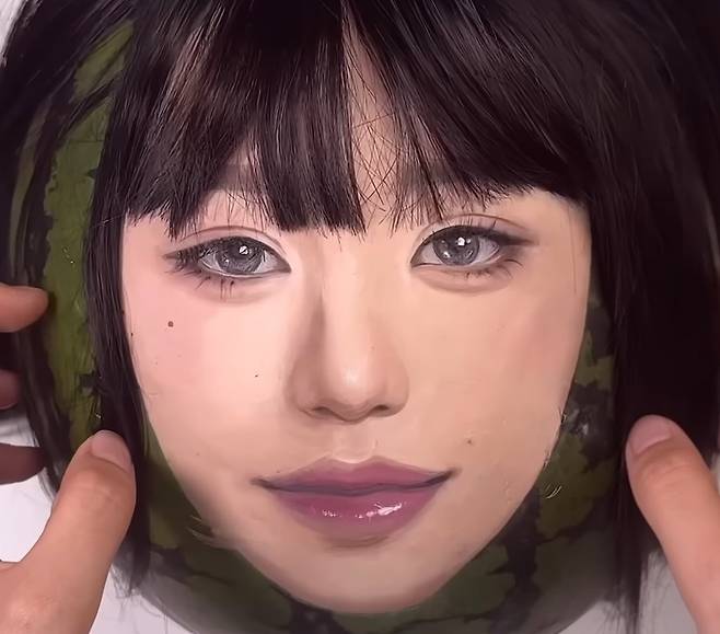 유튜버 ‘오!모 아트’가 수박에 그린 아이브 장원영 [유튜브 갈무리]