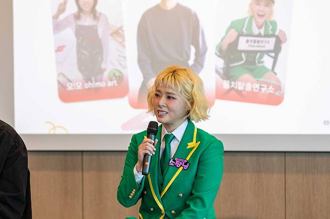 25일 서울 강남구 구글코리아 오피스에서 열린 ‘유튜브 쇼츠 워크숍’에서 크리에이터 몸치탈출연구소가 참석해 쇼츠 콘텐츠의 장점과 쇼츠 제작 노하우에 대해 공유하고 있다. [유튜브 제공]