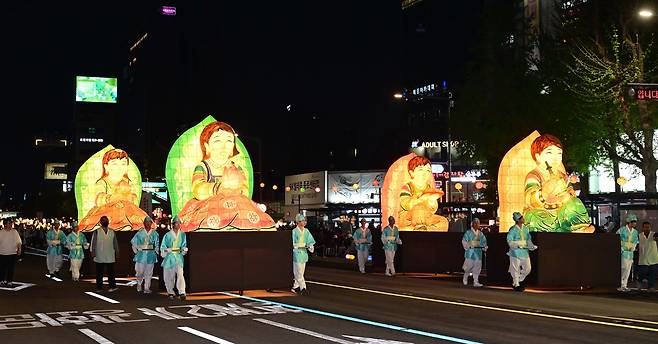 불기 2569년 부처님오신날을 앞둔 26일 오후 서울 종로 일대에서 연등행렬이 진행되고 있다. 불교의 연등회는 통일신라시대부터 약 1200년 간 이어진 한국의 전통문화행사다. 오랜 역사성과 문화유산으로서의 가치를 인정받아 지난 2020년 유네스코(UNESCO) 인류무형문화유산으로 등재됐다. 이상섭 기자