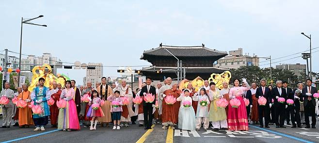 불기 2569년 부처님오신날을 앞둔 26일 오후 서울 종로 일대에서  조계종 총무원장 진우스님을 비롯한 불교계 인사들이 참여한 가운데 연등행렬이 진행되고 있다. 불교의 연등회는 통일신라시대부터 약 1200년 간 이어진 한국의 전통문화행사다. 오랜 역사성과 문화유산으로서의 가치를 인정받아 지난 2020년 유네스코(UNESCO) 인류무형문화유산으로 등재됐다. 이상섭 기자