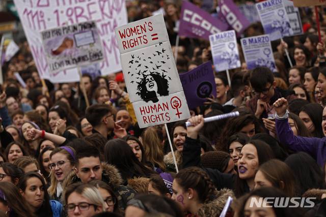 【마드리드 = AP/뉴시스】 여성의 날을 맞아 스페인의 수도 마드리드에서 여성들이 대규모 시위를 벌이고 있다. 2018.11.26