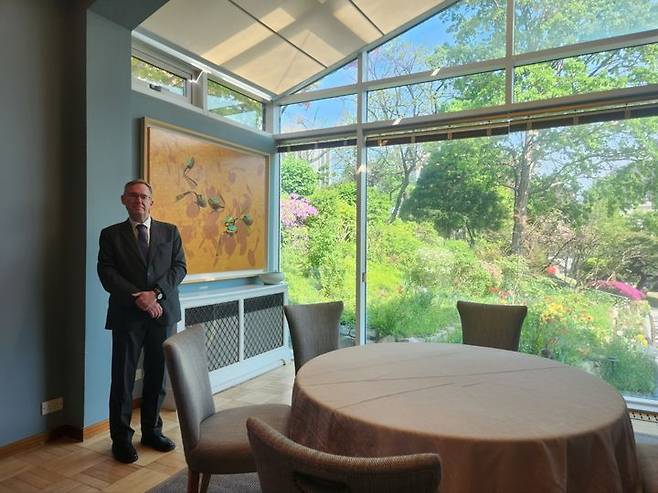 [서울=뉴시스] 콜린 크룩스 주한영국대사가 지난 24일 대사관저 내 다이닝룸을 소개하고 있다. 2025.04.26 gahye_k@newsis.com *재판매 및 DB 금지