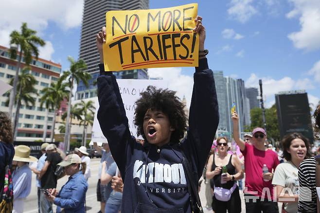 [마이애미=AP/뉴시스] 사진은 지난 19일(현지 시간) 미국 플로리다주 마이애미에서 열린 반(反)트럼프 시위에서 한 참가자가 구호를 외치고 있는 모습. 2025.04.19.