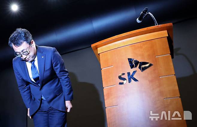 [서울=뉴시스] 김금보 기자 = 유영상 SK텔레콤 사장이 25일 오전 서울 중구 SK텔레콤 T타워에서 유심 해킹 피해 사태 관련 언론설명회를 열고 고개숙여 사과를 하고 있다. 2025.04.25. kgb@newsis.com