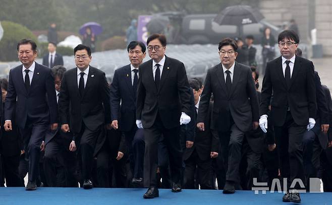 [서울=뉴시스] 김진아 기자 = 우원식 국회의장이 19일 서울 강북구 수유동 국립 4·19 민주묘지를 참배하기 위해 권성동 국민의힘 원내대표와 박찬대 더불어민주당 당대표 직무대행 겸 원내대표를 비롯한 의원들과 학생혁명기념탑으로 이동하고 있다. 2025.04.19. bluesoda@newsis.com