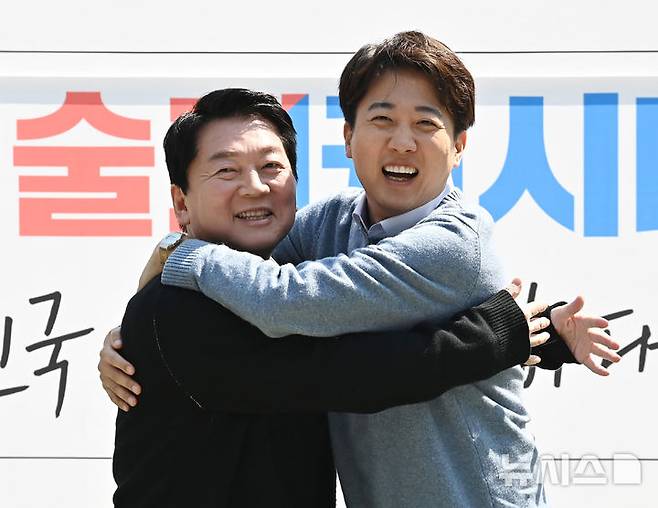 [성남=뉴시스] 김종택 기자 = 안철수 국민의힘 대선 경선 후보와 이준석 개혁신당 대선 후보가 25일 경기 성남시 판교 테크노밸리 광장에서 'AI 과학기술 패권'을 주제로 열린 단비토크에 앞서 포옹하고 있다. 2025.04.25. jtk@newsis.com