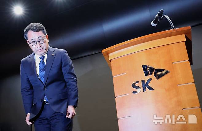 [서울=뉴시스] 김금보 기자 = 유영상 SK텔레콤 사장이 25일 오전 서울 중구 SK텔레콤 T타워에서 유심 해킹 피해 사태 관련 언론설명회를 열고 고개숙여 사과를 하고 있다. 2025.04.25. kgb@newsis.com