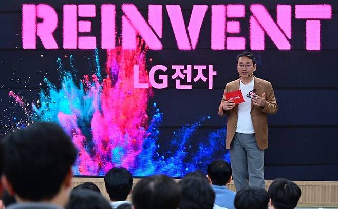 [서울=뉴시스] 조주완 LG전자 CEO가 24일 서울 관악구 서울대학교 제1공학관에서 전기·정보공학부 재학생을 대상으로 특강을 하고 있다. (사진=LG전자 제공) 2025.04.25. photo@newsis.com *재판매 및 DB 금지