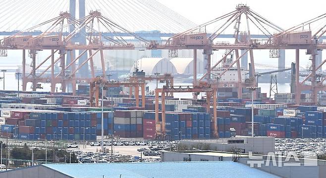 [평택=뉴시스] 김종택 기자 = 21일 경기 평택항 수출 야적장에 컨테이너가 쌓여 있다. 2025.04.21. jtk@newsis.com