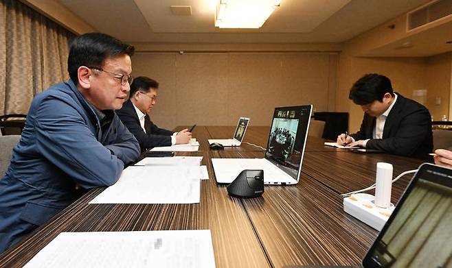 [서울=뉴시스] 한-미 통상협의(Trade Consultation)와 주요 20개국(G20) 재무장관회의 및 국제통화금융위원회(IMFC)에 참석차 미국 워성턴D.C.를 방문중인 최상목 부총리 겸 기획재정부 장관이 24일(현지 시간) 미국-한국간 기재부 1급 간부 화상회의를 주재하며 경제현안을 점검하고 있다. (사진=기획재정부 제공) 2025.04.25. photo@newsis.com *재판매 및 DB 금지