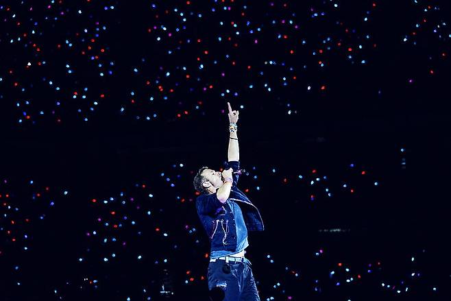 [고양=뉴시스] 세계적인 브릿팝 밴드 '콜드플레이(Coldplay)'가 16일 오후 경기 고양 고양종합운동장에서 두 번째 내한공연 '라이브 네이션 프레젠츠 콜드플레이 : 뮤직 오브 더 스피어스 딜리버드 바이 디에이치엘(LIVE NATION PRESENTS COLDPLAY : MUSIC OF THE SPHERES DELIVERED BY DHL)'을 펼치고 있다. 당일 5만명이 운집했다. 그간 고양종합운동장에서 콘서트를 연 스타들의 콘서트 수용인원은 3만명 안팎이었는데, 콜드플레이의 국내 인기를 새삼 실감케 했다. 콜드플레이는 18·19·22·24·25일에도 같은 무대에 오른다. 총 여섯 차례 공연으로 30만명을 모을 것으로 예상된다. 역대 내한공연 중 최대 규모로 최다 회차, 최다 관객 기록이다. (사진 = 라이브 네이션 코리아 제공) 2025.04.17. photo@newsis.com. *재판매 및 DB 금지