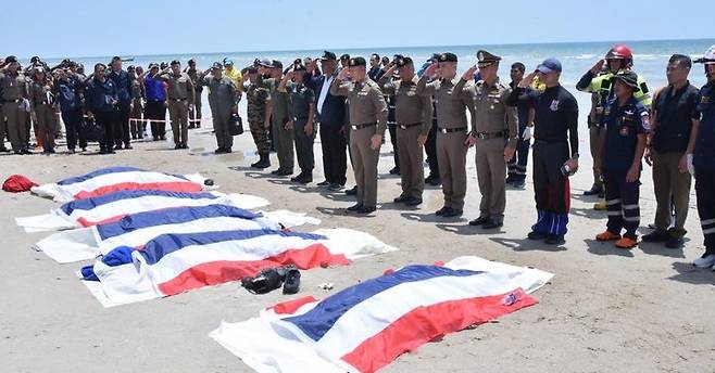 [서울=뉴시스] 태국 왕립 경찰청장 등 관계자가 사고 현장을 찾아 추모식을 진행했다.(사진=페이스북 갈무리) *재판매 및 DB 금지