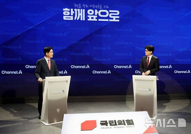 [서울=뉴시스] 국회사진기자단 = 제21대 대통령 선거 국민의힘 2차 경선 진출자인 김문수(왼쪽), 한동훈 후보가 24일 서울 종로구 동아미디어센터 채널A 오픈스튜디오에서 열린 2차 경선토론회 1:1 맞수 토론에 앞서 대화하고 있다. 2025.04.24. photo@newsis.com