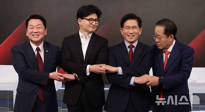 [서울=뉴시스] 국회사진기자단 = 26일 서울 중구 매경미디어센터에서 열린 국민의힘 대통령 선거 제2차 경선 후보자 토론회에서 후보들이 토론에 앞서 기념 촬영을 하고 있다. 왼쪽부터 안철수, 한동훈, 김문수, 홍준표 후보. 2025.04.26. photo@newsis.com