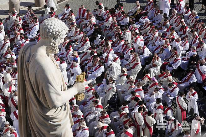 [바티칸=AP/뉴시스] 26일(현지 시간) 바티칸 성 베드로 광장에서 성직자들이 프란치스코 교황의 장례식에 참석해 착석하고 있다. 2025.04.26.