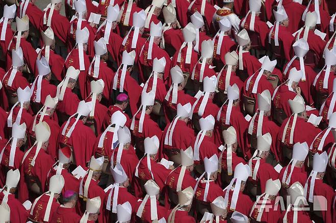[바티칸=AP/뉴시스] 26일(현지 시간) 성직자들이 바티칸 성 베드로 광장에서 열린 프란치스코 교황 장례식에 참석하고 있다. 2025.04.26.