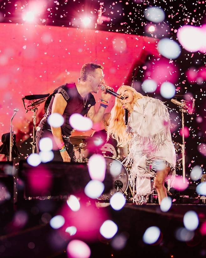 로제도 콜드플레이 내한 공연 깜짝 게스트로 출연했다. 콜드플레이 공식 트위터