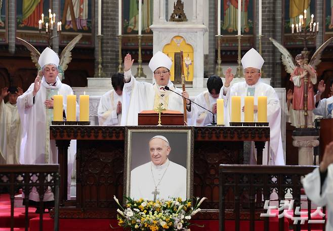 24일 오전 서울 중구 명동대성당에서 천주교 서울대교구장 정순택 대주교 주례로 프란치스코 교황 추모 미사가 거행되고 있다. 사진공동취재단