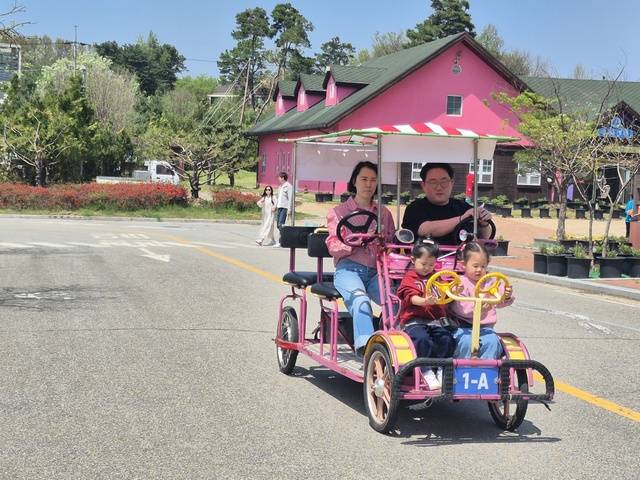 전동자동차를 탄 방문객의 모습.