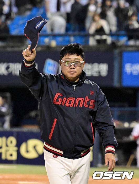 [OSEN=잠실, 김성락 기자] 롯데 자이언츠가 신동빈 회장의 깜짝 응원에 힘입어 두산을 완파하고 다시 연승 가도에 올라섰다.&nbsp;프로야구 롯데 자이언츠는 25일 서울 잠실구장에서 열린 2025 신한 SOL뱅크 KBO리그 두산 베어스와의 시즌 4차전에서 8-2 완승을 거뒀다.&nbsp;경기 종료 후 두산 김태형 감독이 관중에게 인사하고 있다. 2025.04.25/ ksl0919@osen.co.kr