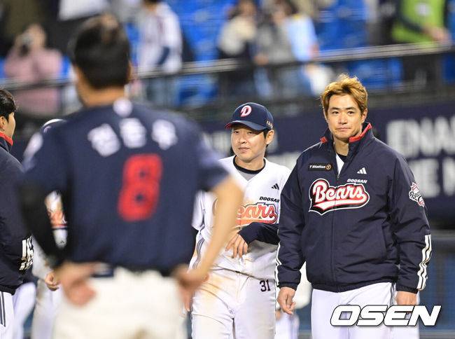 [OSEN=잠실, 김성락 기자] 롯데 자이언츠가 신동빈 회장의 깜짝 응원에 힘입어 두산을 완파하고 다시 연승 가도에 올라섰다.&nbsp;프로야구 롯데 자이언츠는 25일 서울 잠실구장에서 열린 2025 신한 SOL뱅크 KBO리그 두산 베어스와의 시즌 4차전에서 8-2 완승을 거뒀다.&nbsp;경기 종료 후 두산 선수들이 아쉬워하고 있다. 2025.04.25/ ksl0919@osen.co.kr