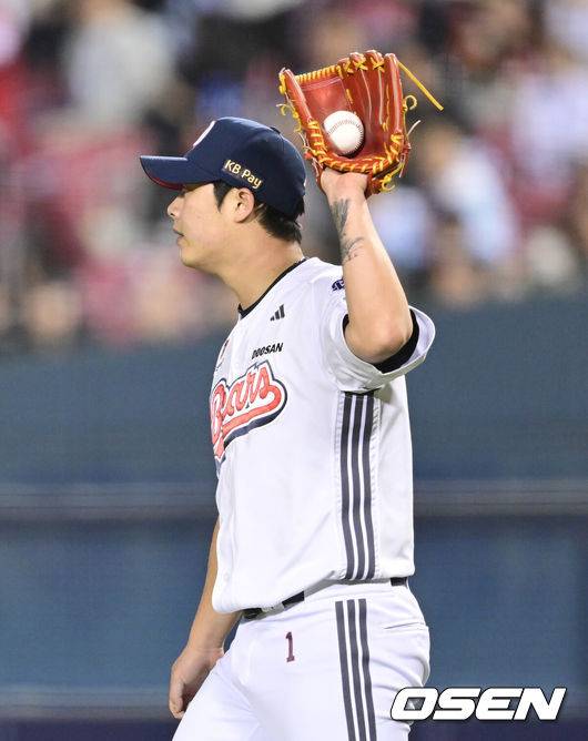 [OSEN=잠실, 김성락 기자] 25일 오후 서울 잠실야구장에서 ‘2025 신한 SOL Bank KBO리그’ 두산 베어스와 롯데 자이언츠의 경기가 열렸다.홈팀 두산은 최원준, 원정팀 롯데는 데이비슨을 선발로 내세웠다. 8회초 1사 1, 3루 롯데 장두성이 1타점 번트안타 때 두산 투수 박치국이 송구 실책을 범한 뒤 아쉬워하고 있다. 이때 2루주자 고승민이 홈으로 내달려 추가 득점을 올렸다. 2025.04.25/ ksl0919@osen.co.kr