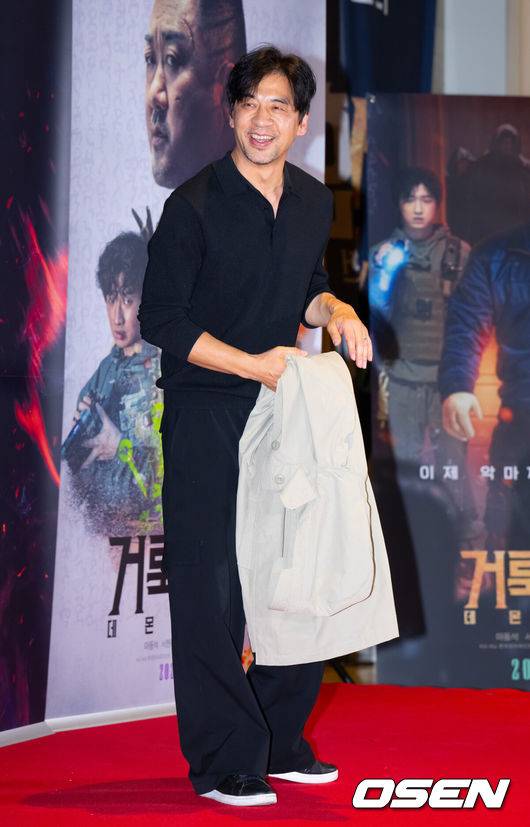 [OSEN=김성락 기자]  21일 서울 잠실 롯데월드타워 롯데시네마에서 영화 '거룩한 밤: 데몬 헌터스'(감독 임대희) VIP 시사회 포토월 행사가 진행됐다.'거룩한 밤: 데몬 헌터스'는 악을 숭배하는 집단에 의해 혼란에 빠진 도시, 특별한 능력을 갖춘 어둠의 해결사 '거룩한 밤' 팀 바우(마동석), 샤론(서현), 김군(이다윗)이 악의 무리를 처단하는 오컬트 액션이다.배우 권오중이 포토타임을 갖고 있다. 2025.04.21 / ksl0919@osen.co.kr