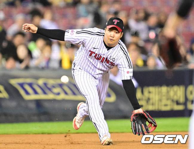 [OSEN=잠실, 김성락 기자] 23일 오후 서울 잠실야구장에서 2025 신한 SOL Bank KBO리그 LG 트윈스와 NC 다이노스의 경기가 열렸다.LG는 송승기, NC는 로건을 선발 투수로 내세웠다.7회말 2사 LG 3루수 문보경이 NC 서호철의 3루수 땅볼 타구를 잡아내고 있다. 주자 1루 아웃. 2025.04.23 / ksl0919@osen.co.kr