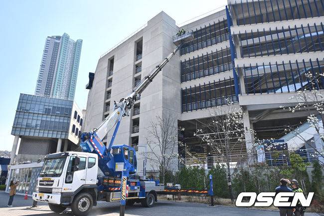 [OSEN=창원, 이석우 기자] 지난달 29일 LG 트윈스와 NC 다이노스와의 경기 중 3루 내야석 매점 부근 약 4층 높이에 있던 알루미늄 '루버'가 떨어져 관중이 사망하는 사고가 발생했다. 해당 사고의 여파로 지난 30일 LG와 NC의 경기는 즉각 취소됐고, 1일부터 3일까지 열리는 SSG 랜더스와의 경기는 3연전을 모두 취소했다. 또한 피해자 애도를 위해 1일 모든 경기는 전면 취소됐다. 관계자들이 사다리차를 이용해 창원NC파크 안전 점검을 하고 있다. 2025.04.01 / foto0307@osen.co.kr