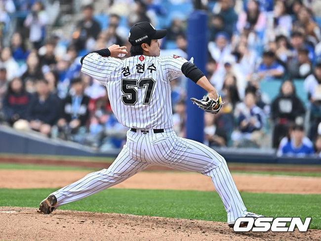 [OSEN=대구, 이석우 기자] 20일 대구삼성라이온즈파크에서 2025 신한 SOL 뱅크 KBO 리그 삼성 라이온즈와 롯데 자이언츠의 경기가 열렸다. 홈팀 삼성은 후라도가, 방문팀 롯데는 나균안이 선발 출전했다. 롯데 자이언츠 정현수가 역투하고 있다. 2025.04.20 / foto0307@osen.co.kr