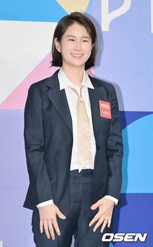 [OSEN=박준형 기자] 26일 오전 서울 여의도 KBS 신관 국제회의실에서 KBS 2024 파리올림픽 '함께 투게더 앙상블' 방송단 발대식이 진행됐다.오는 7월 26일부터 8월 11일까지 열리는 이번 KBS 파리올림픽 현장 중계에서는 ‘축구인’으로 거듭난 톱모델 방송인 이현이, 송해나가 메인 MC 역할을 맡았다.기보배 해설위원이 포즈를 취하고 있다. 2024.06.26 / soul1014@osen.co.kr