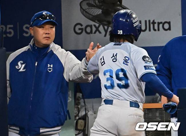 [OSEN=대구, 이석우 기자] 25일 대구삼성라이온즈파크에서 2025 신한 SOL 뱅크 KBO 리그 삼성 라이온즈와 NC 다이노스의 경기가 열렸다. 홈팀 삼성은 김대호가, 방문팀 NC는 목지훈이 선발 출전했다. 삼성 라이온즈 박진만 감독이 4회말 역전 안타를 친 김성윤과 하아파이브를 하고 있다. 2025.04.25 / foto0307@osen.co.kr
