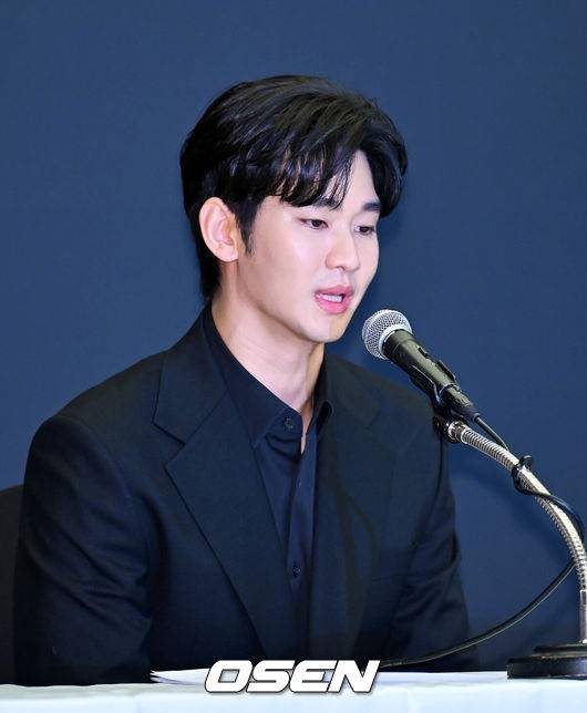 [OSEN=민경훈 기자] 31일 오후 서울 마포구 상암동 스탠포드호텔에서 김수현 기자회견이 열렸다.배우 김수현은 故김새론 사망 이후 그를 휘감은 미성년자 열애 의혹 등에 대한 기자회견에 참석한다. 고인 사망 후 44일 만이며, 김수현은 법무법인 엘케이비앤파트너스 김종복 변호사와 함께 참석한다. 다만 기자회견에서 질의응답은 이뤄지지 않는다.배우 김수현이 기자회견을 하고 있다. 2025.03.31 / rumi@osen.co.kr