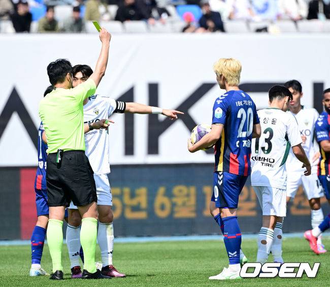 [OSEN=수원, 최규한 기자] 26일 오후 경기도 수원종합운동장에서 ‘하나은행 K리그1 2025’ 수원FC와 전북 현대의 경기가 열렸다.홈팀 수원FC는 1승 4무 4패 승점 7점으로 12위, 방문팀 전북은 4승 3무 2패 승점 15점으로 4위에 자리하고 있다.전반 전북 박진섭이 파울로 옐로우카드를 받고 있다. 2025.04.26 / dreamer@osen.co.kr