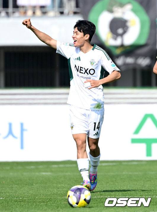 [OSEN=수원, 최규한 기자] 26일 오후 경기도 수원종합운동장에서 ‘하나은행 K리그1 2025’ 수원FC와 전북 현대의 경기가 열렸다.홈팀 수원FC는 1승 4무 4패 승점 7점으로 12위, 방문팀 전북은 4승 3무 2패 승점 15점으로 4위에 자리하고 있다.후반 추가 시간 다시 앞서가는 골을 작렬시킨 전북 전진우가 기뻐하고 있다. 2025.04.26 / dreamer@osen.co.kr