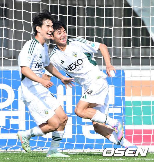 [OSEN=수원, 최규한 기자] 극장골에 극장골이 터졌다. 전북현대가 적지에서 경기 종료 직전 나온 전진우의 득점으로 승점 3점을 챙겼다.전북 현대는&nbsp;26일 오후 2시&nbsp;수원종합운동장에서 열린&nbsp;하나은행 K리그&nbsp;1 2025 10라운드에서 수원FC를 2-1로 제압했다.후반 추가시간 전북 전진우가 결승골을 작렬시킨 뒤 김진규와 기뻐하고 있다. 2025.04.26 / dreamer@osen.co.kr