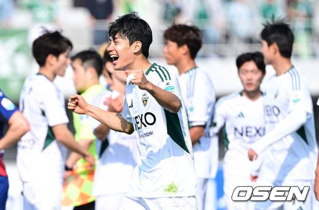 [OSEN=수원, 최규한 기자] 극장골에 극장골이 터졌다. 전북현대가 적지에서 경기 종료 직전 나온 전진우의 득점으로 승점 3점을 챙겼다.전북 현대는&nbsp;26일 오후 2시&nbsp;수원종합운동장에서 열린&nbsp;하나은행 K리그&nbsp;1 2025 10라운드에서 수원FC를 2-1로 제압했다.경기를 마치고 결승골을 작렬시킨 전북 전진우가 기뻐하고 있다. 2025.04.26 / dreamer@osen.co.kr