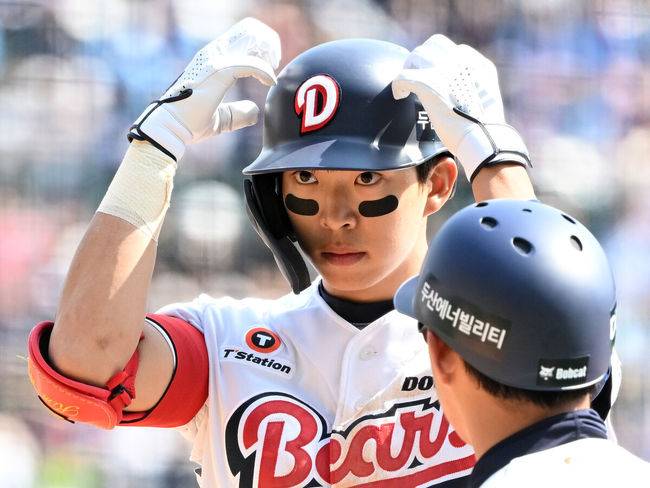 [OSEN=잠실, 이대선 기자] 26일 오후 서울 잠실야구장에서 2025 신한 SOL Bank KBO리그 두산 베어스와 롯데 자이언츠의 경기가 열렸다.두산은 잭로그, 롯데는 나균안을 선발 투수로 내세웠다.4회말 무사 1루에서 두산 김민석이 우전 안타를 치고 환호하고 있다. 2025.04.26 /sunday@osen.co.kr