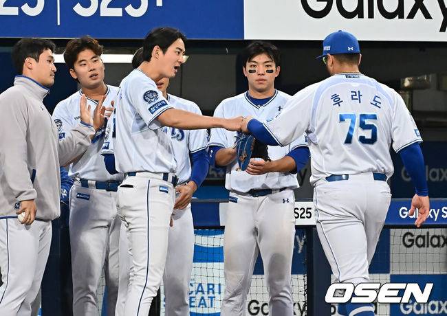 [OSEN=대구, 이석우 기자] 26일 대구삼성라이온즈파크에서 2025 신한 SOL 뱅크 KBO 리그 삼성 라이온즈와 NC 다이노스의 경기가 열렸다. 홈팀 삼성은 후라도가, 방문팀 NC는 이용찬이 선발 출전했다. 삼성 라이온즈 후라도가 6회초 수비를 마치고 구자욱과 하이파이브를 하고 있다. 2025.04.26 / foto0307@osen.co.kr