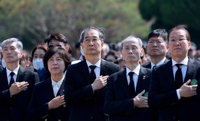 ▲한덕수 대통령 권한대행 국무총리가 25일 국립대전현충원에서 열린 '2회 순직의무군경의 날 기념식'에서 국기에 경례하고 있다. ⓒ연합뉴스