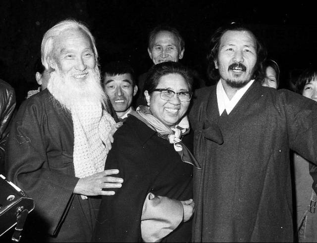 ▲1975년 2월 15일 교도소에서 풀려난 김동길(오른쪽), 누나 김옥길 이화여대 총장(가운데), 함석헌(왼쪽), 계훈제(뒷편) ⓒ함석헌 기념사업회