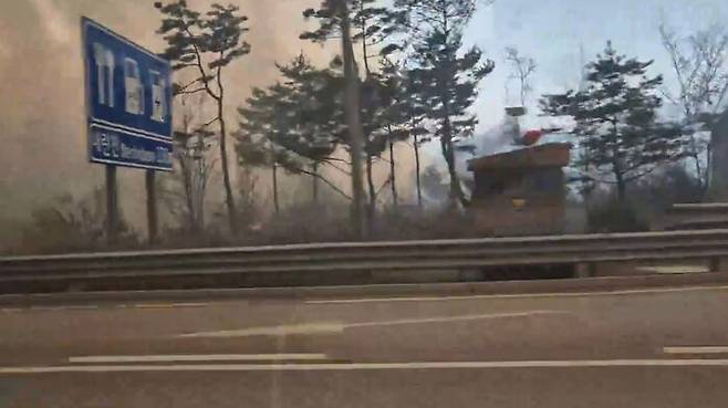 강원 인제군 상남면 하남리의 한 야산에서 발생한 산불이 내린천휴게소 인근까지 확산한 모습