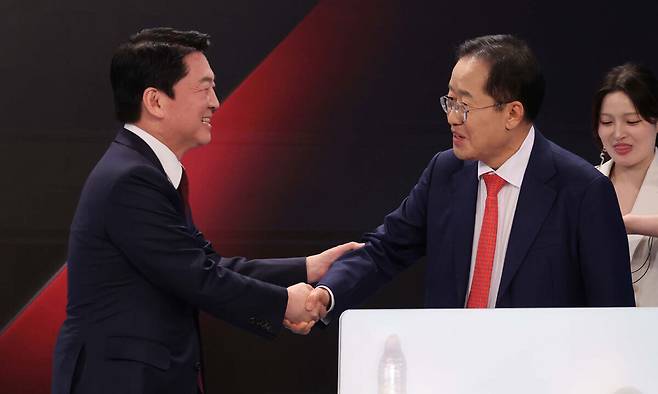 26일 서울 중구 매경미디어센터에서 열린 국민의힘 대통령 선거 제2차 경선 후보자 토론회에서 안철수, 홍준표 경선 후보가 악수하고 있다. 국회사진기자단