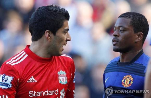 루이스 수아레스와 파트리스 에브라로이터=연합뉴스