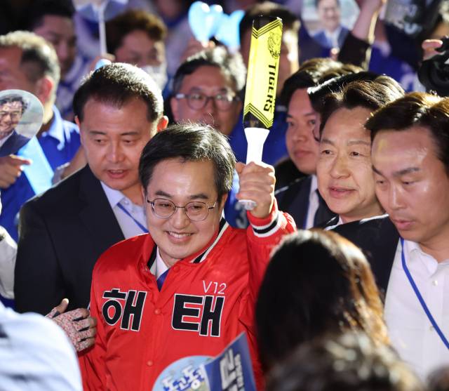 김동연 더불어민주당 대선 경선 후보가 26일 광주 서구 김대중컨벤션센터에서 열린 호남권 합동연설회에 입장하고 있다. 광주=뉴스1